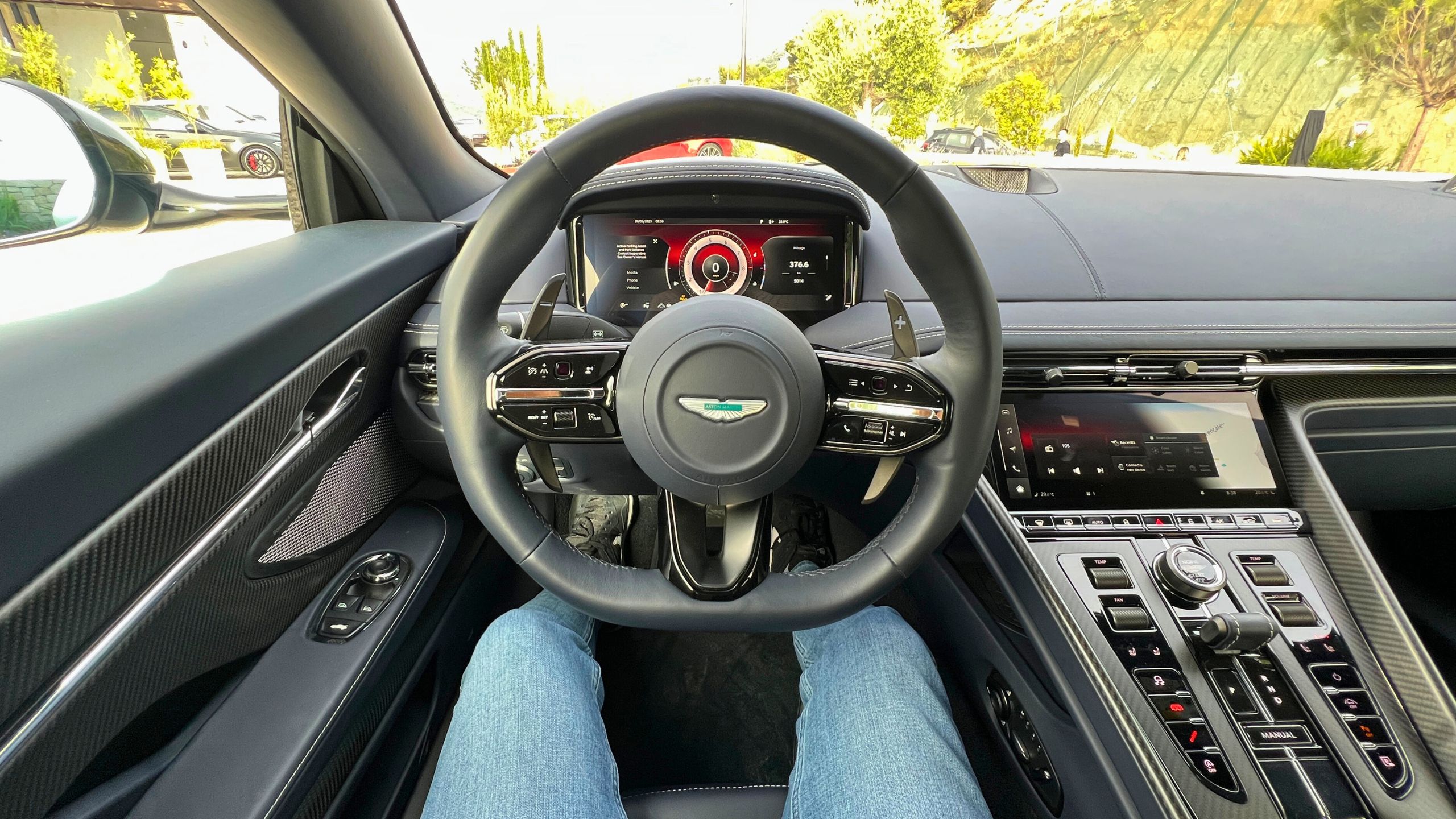 Aston Martin DB12 2024