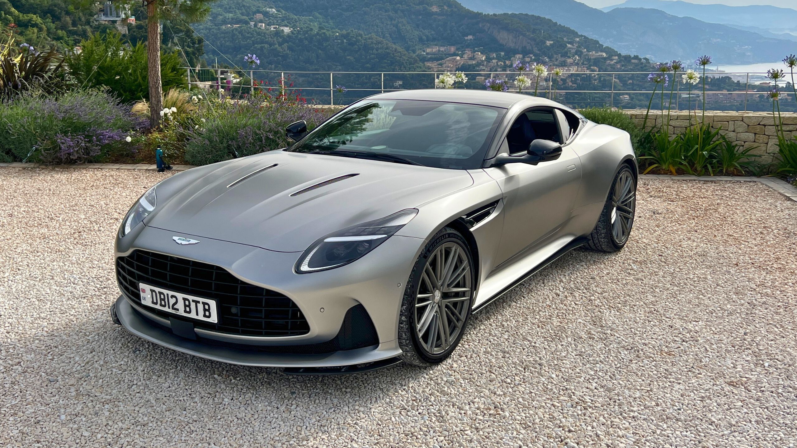 Aston Martin DB12 2024