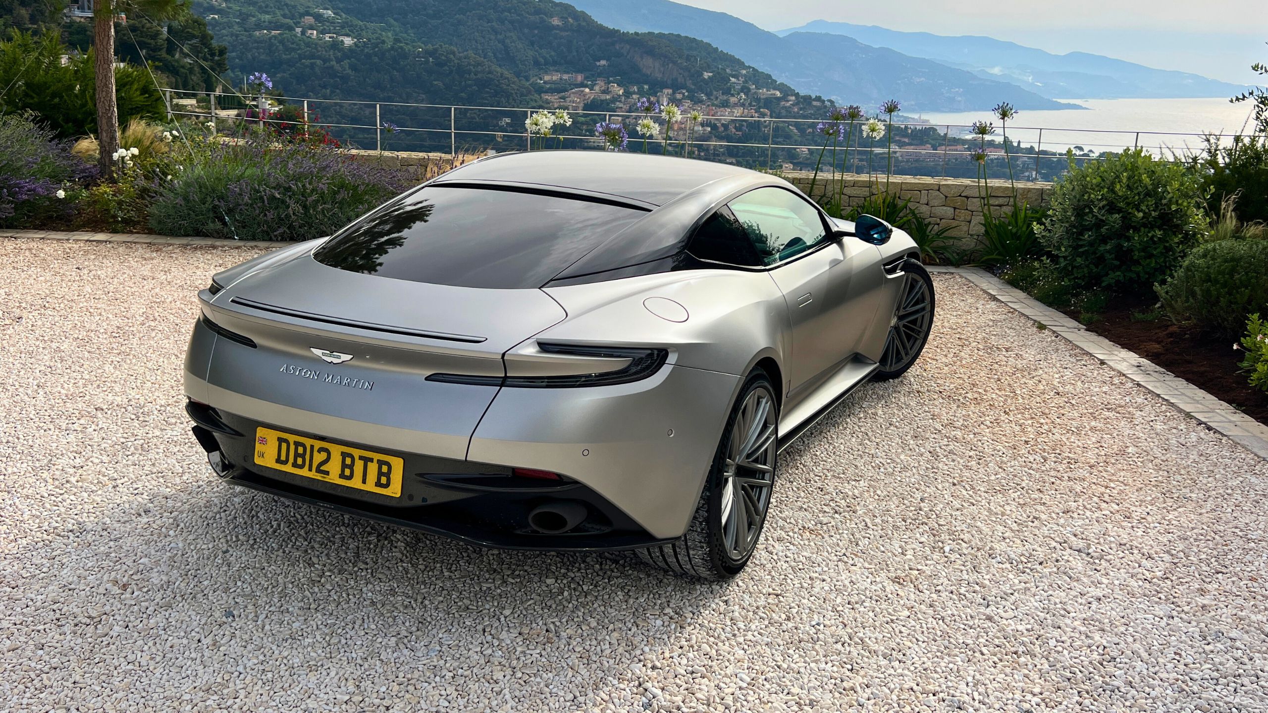 Aston Martin DB12 2024