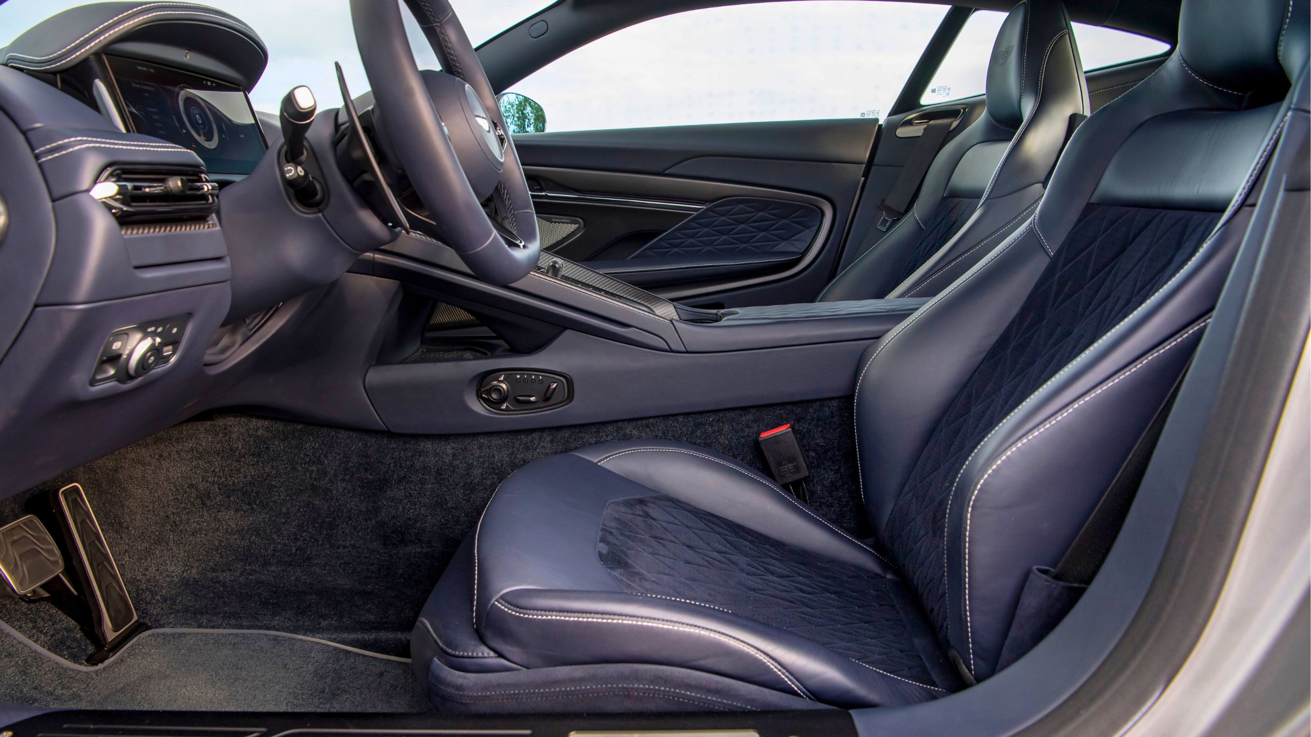 Aston Martin DB12 2024