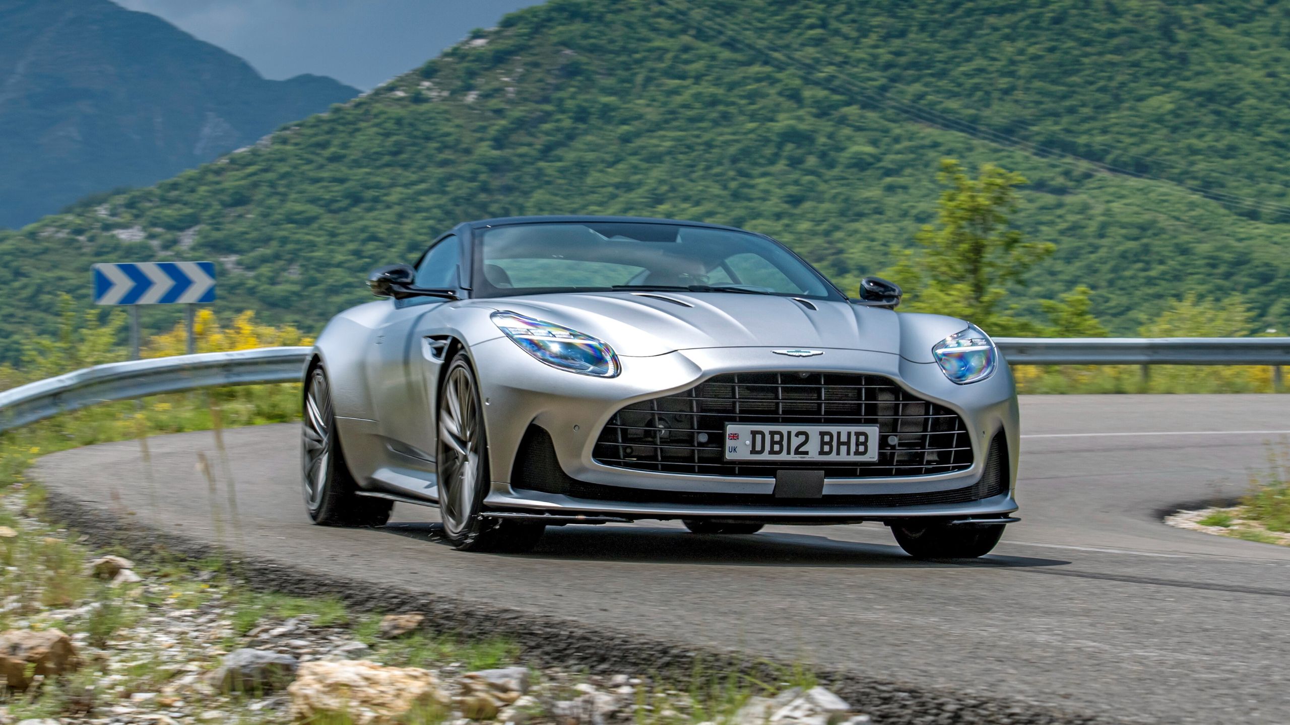 Aston Martin DB12 2024