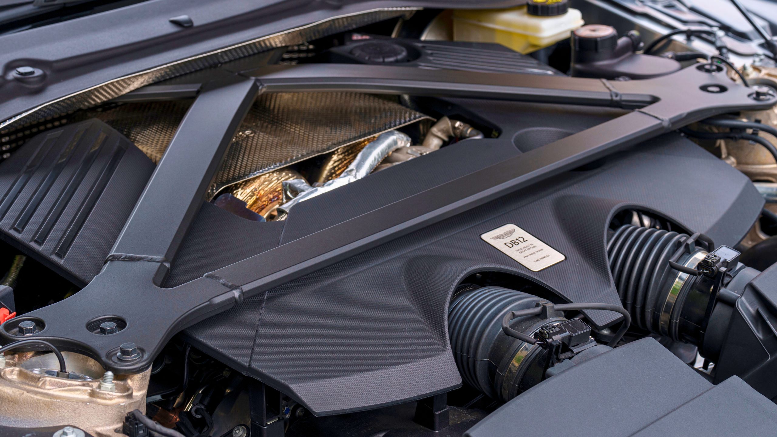 Aston Martin DB12 2024