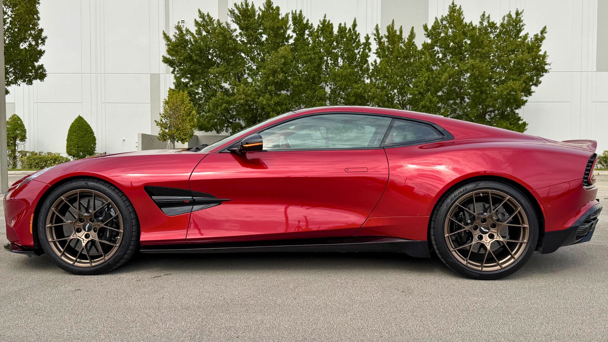 Aston Martin Vanquish 2025