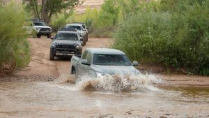Toyota Tacoma Trailhunter cruzando un río seguido por el 4Runner Trailhunter en Utah