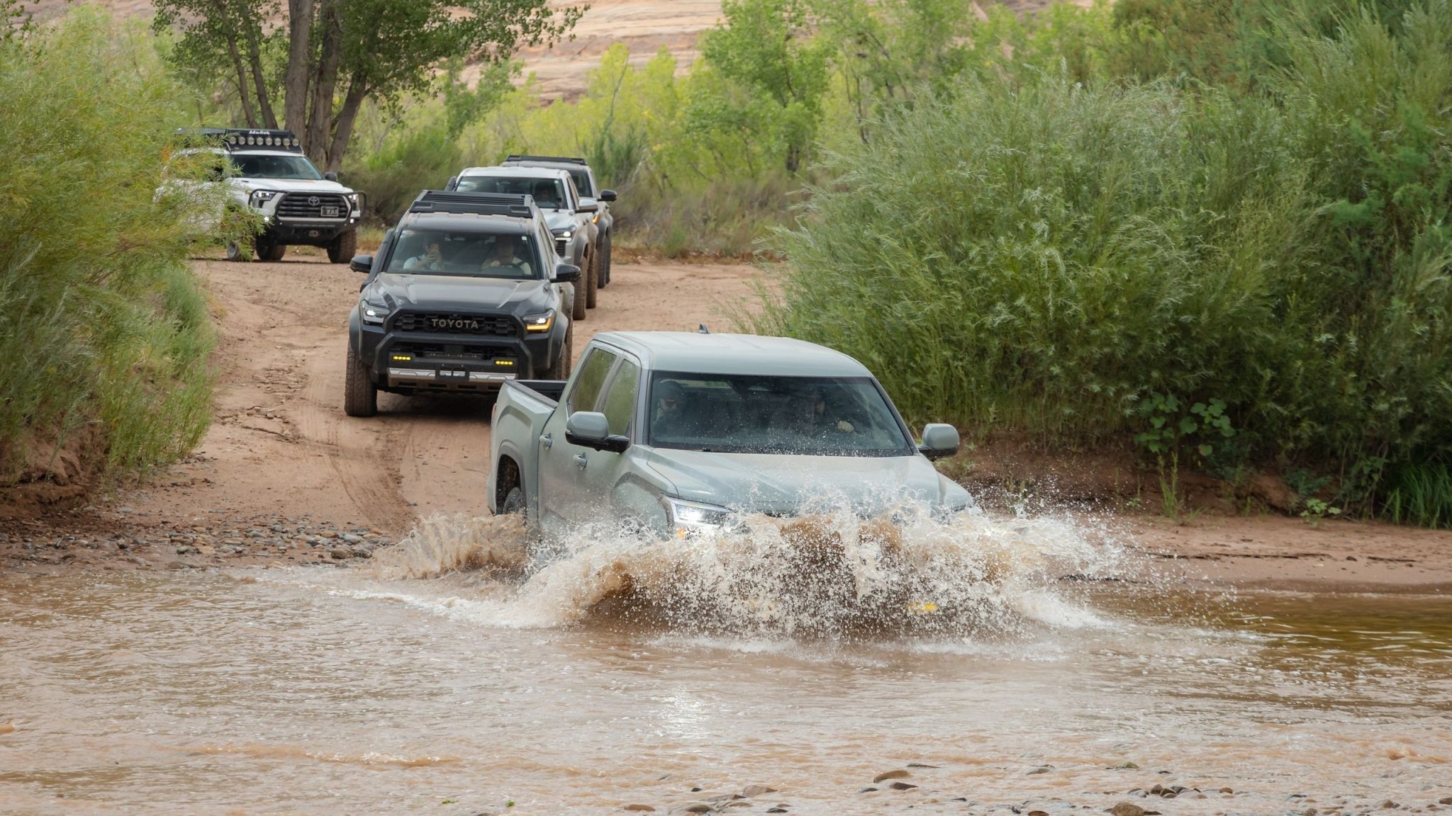 Toyota Tacoma Trailhunter cruzando un río seguido por el 4Runner Trailhunter en Utah