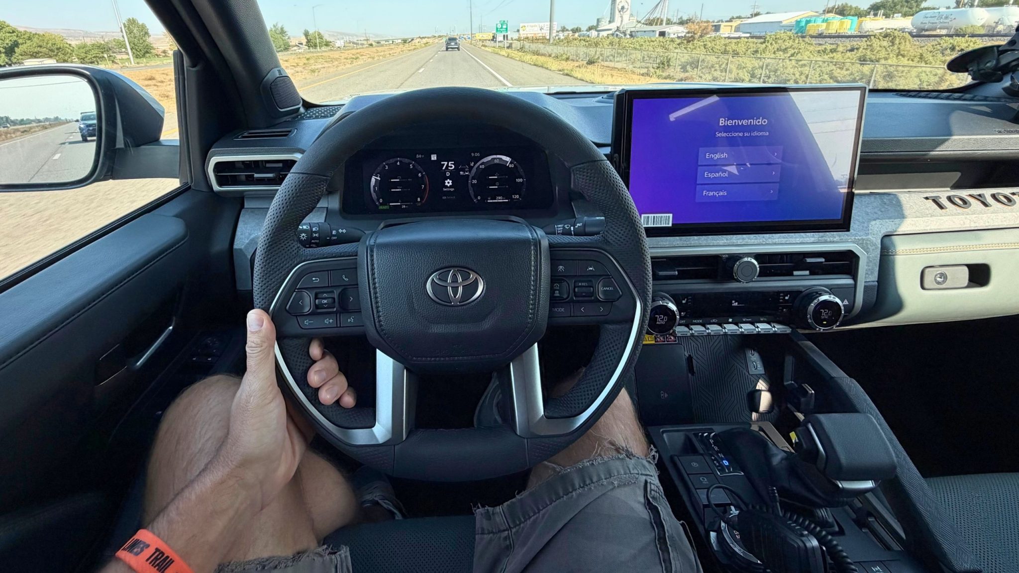 Interior del Toyota Tacoma Trailhunter 2027