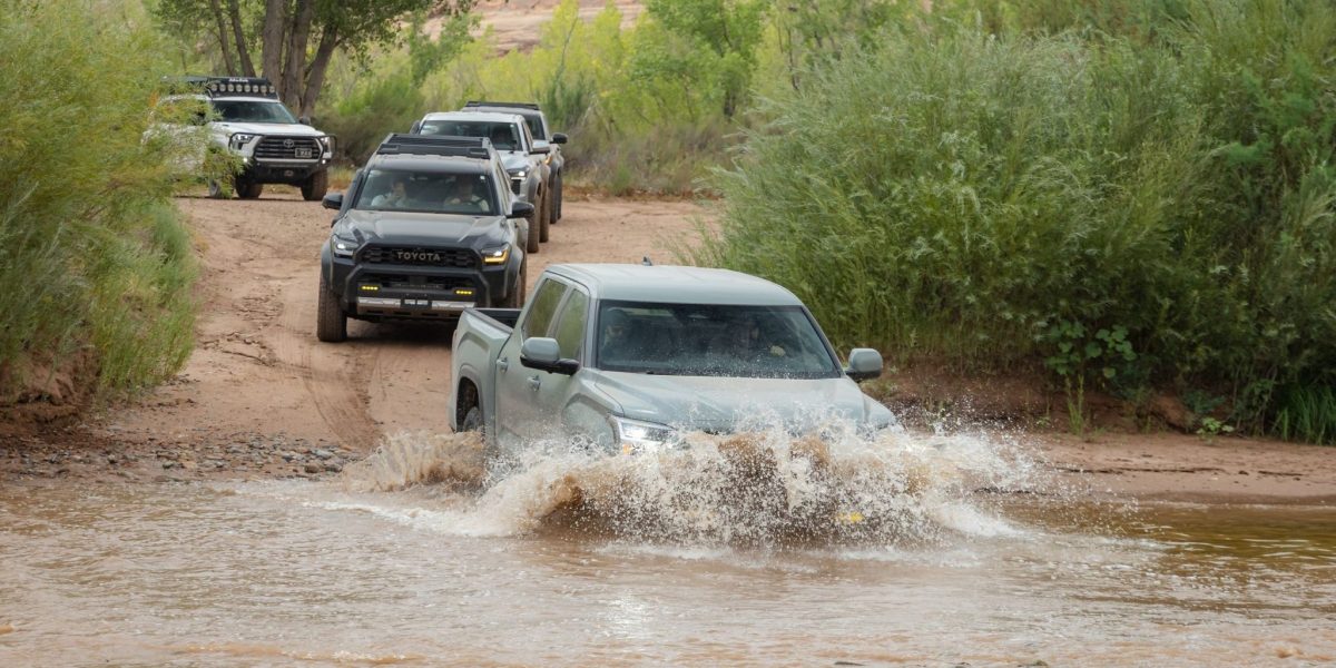Toyota Tacoma Trailhunter cruzando un río seguido por el 4Runner Trailhunter en Utah